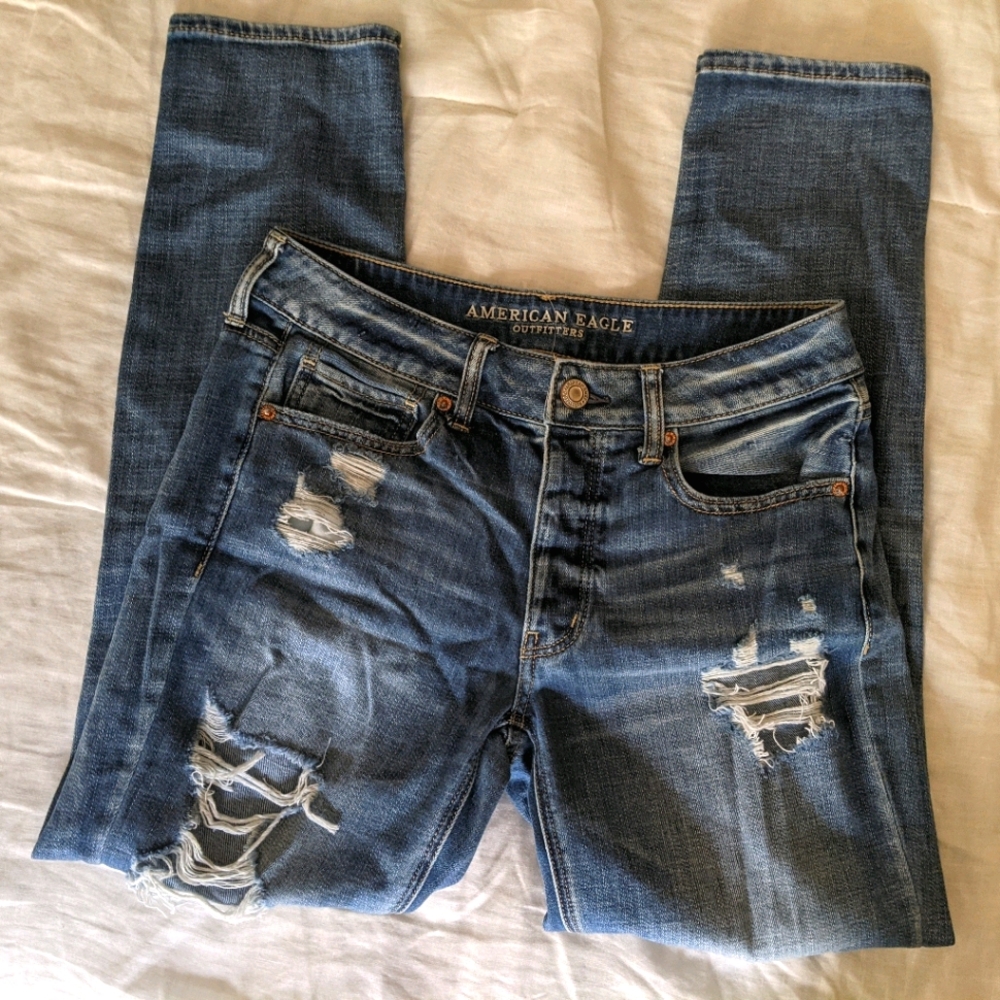 AEO Tomgirl Distressed Jeans